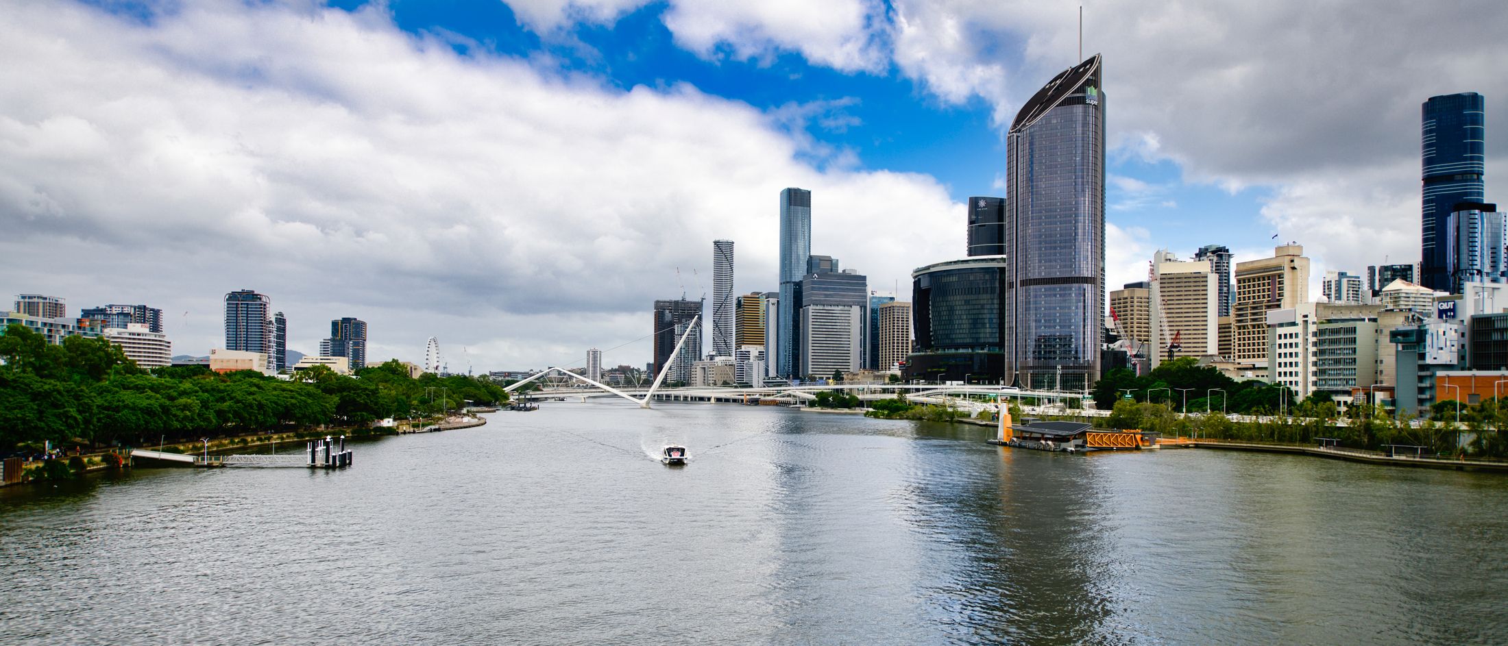 Brisbane River, riverside footbridge and the Brisbane city skyline in Queensland